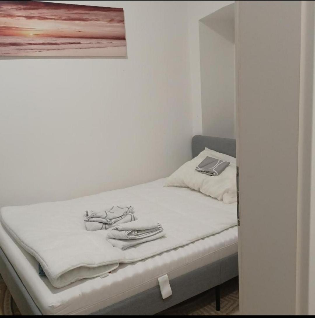 Apartment Gutbau Com, Whole 4u Alone, Self-check-in, Top-location, Underground & Shops Under Window, Order Pizza From Window, 3-5min Walking To Swimming & Footbal Stadion, Wake-up In Sunshine