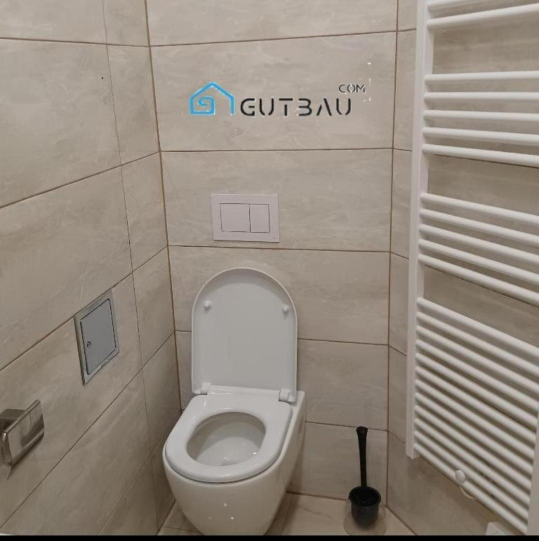 Gutbau Com, Whole 4u Alone, Self-check-in, Top-location, Underground & Shops Under Window, Order Pizza From Window, 3-5min Walking To Swimming & Footbal Stadion, Wake-up In Sunshine Apartment Wien