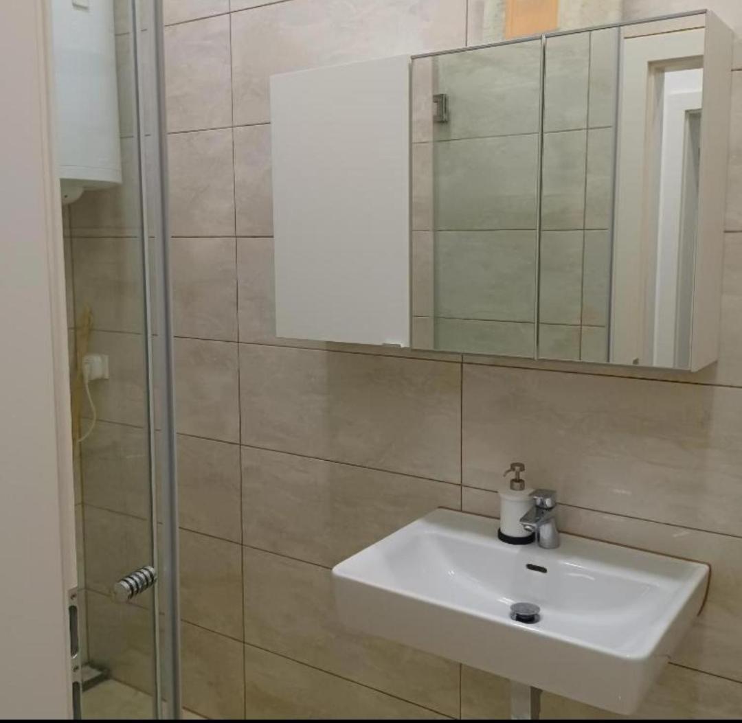 Gutbau Com, Whole 4u Alone, Self-check-in, Top-location, Underground & Shops Under Window, Order Pizza From Window, 3-5min Walking To Swimming & Footbal Stadion, Wake-up In Sunshine