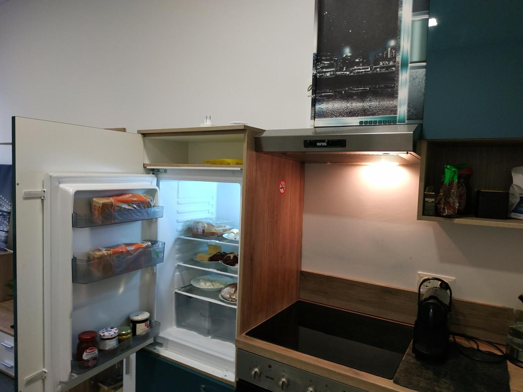Gutbau Com, Whole 4u Alone, Self-check-in, Top-location, Underground & Shops Under Window, Order Pizza From Window, 3-5min Walking To Swimming & Footbal Stadion, Wake-up In Sunshine Apartment Wien