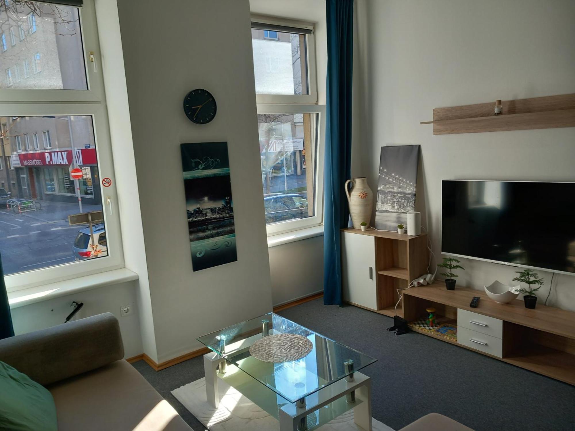 Gutbau Com, Whole 4u Alone, Self-check-in, Top-location, Underground & Shops Under Window, Order Pizza From Window, 3-5min Walking To Swimming & Footbal Stadion, Wake-up In Sunshine Apartment Wien